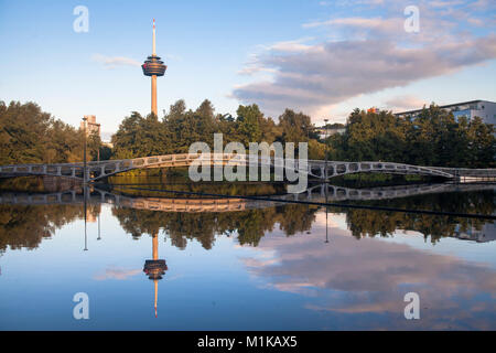 Deutschland, Köln, Fernsehturm Colonius und Fußgängerbrücke am Mediapark. Deutschland, Koeln, Fernsehturm Colonius und Fussgaengerbruecke i Stockfoto