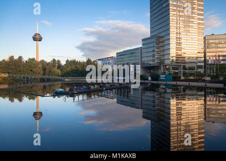 Deutschland, Köln, Fernsehturm Colonius und der Köln Turm im Mediapark. Deutschland, Koeln, Fernsehturm Colonius und der KoelnTurm im Med Stockfoto