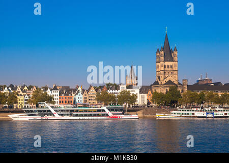 Deutschland, Köln, Aussicht über den Rhein an der Frankenwerft im alten Teil der Stadt mit dem Turm der historischen Rathaus und dem Römischen Stockfoto