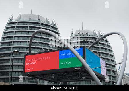 Bézier Apartments neben Silizium Kreisverkehr an Old Street, London mit Google "Billboard". Stockfoto