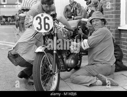 BSA Gold Star, Classic Parade, Isle of Man TT Juni 1982, Parliament Square, Ramsey. Stockfoto