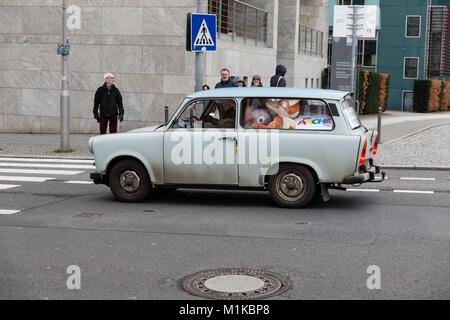 Berühmte deutsche Auto Trabant Limousine mit ausgestopften Spielzeug auf der Straße von Berlin verpackt - während der kommunistischen Ära in Ostdeutschland hergestellt Stockfoto