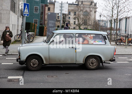 Berühmte deutsche Auto Trabant Limousine mit ausgestopften Spielzeug auf der Straße von Berlin verpackt - während der kommunistischen Ära in Ostdeutschland hergestellt Stockfoto