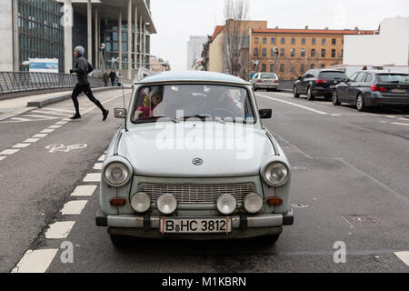 Berühmte deutsche Auto Trabant Limousine mit ausgestopften Spielzeug auf der Straße von Berlin verpackt - während der kommunistischen Ära in Ostdeutschland hergestellt Stockfoto