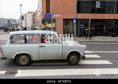 Berühmte deutsche Auto Trabant Limousine mit ausgestopften Spielzeug auf der Straße von Berlin verpackt - während der kommunistischen Ära in Ostdeutschland hergestellt Stockfoto