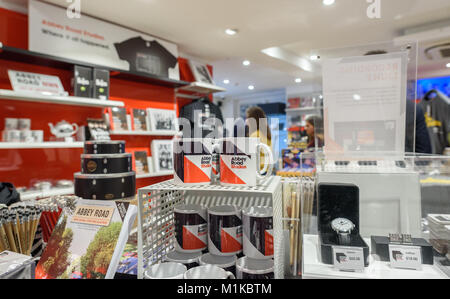 Die Abbey Road Shop Verkauf von verschiedenen bzgl. Musik Geschenke, einschließlich Beatles bezogene Erinnerungsstücke. Stockfoto