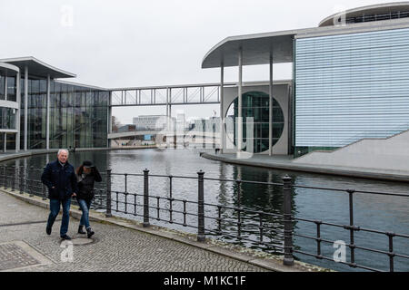 Paar Spaziergang entlang der Spree mit modernen deutschen Parlament Gebäude im Hintergrund im Jahr 2003 eingeweiht. Berlin Deutschland. Bewölkter Tag Stockfoto