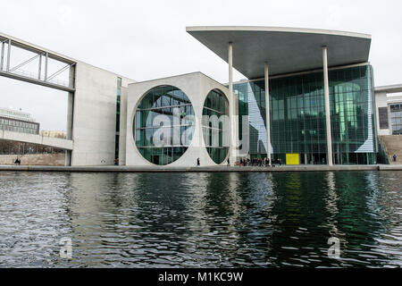 Berlin moderne Architektur der Deutschen Bundesregierung und Kanzleramt an der Spree entfernt Stockfoto