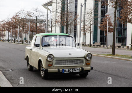 Berühmte deutsche Auto Trabant 601 s Deluxe auf den Straßen von Berlin während der kommunistischen Ära in Ostdeutschland hergestellt Stockfoto