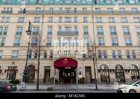 Haupteingang des Hotel Adlon Kempinski, Berlin, Deutschland Stockfoto