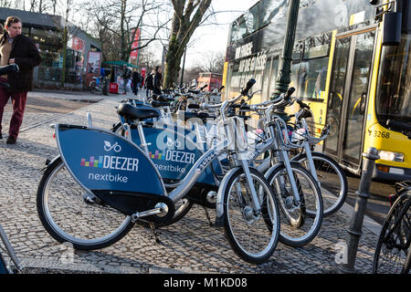 Geparkt Deezer öffentliche Fahrräder zum Mieten im Stadtzentrum von Berlin Deutschland Stockfoto