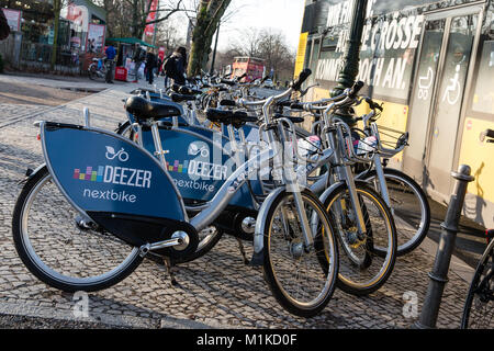 Geparkt Deezer öffentliche Fahrräder zum Mieten im Stadtzentrum von Berlin Deutschland Stockfoto