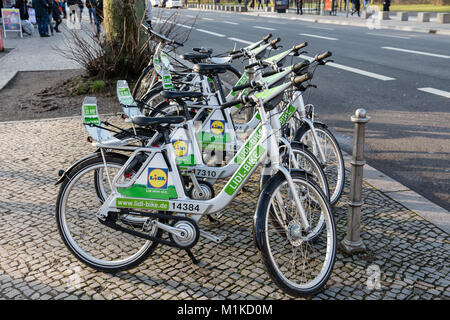 Geparkt Lidl öffentliche Fahrräder zum Mieten im Stadtzentrum von Berlin Deutschland Stockfoto