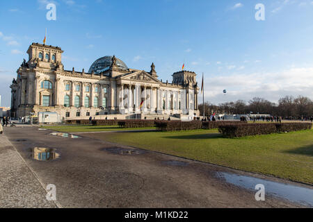 Reichstag historische Gebäude in Berlin ist der Treffpunkt der Bundestag, das Unterhaus des deutschen Gesetzgebers. Blue Sky Stockfoto