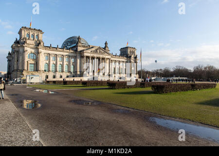 Reichstag historische Gebäude in Berlin ist der Treffpunkt der Bundestag, das Unterhaus des deutschen Gesetzgebers. Blue Sky Stockfoto