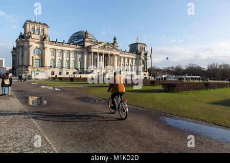 Reichstag historische Gebäude in Berlin ist der Treffpunkt der Bundestag, das Unterhaus des deutschen Gesetzgebers. Blue Sky Stockfoto