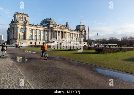 Reichstag historische Gebäude in Berlin ist der Treffpunkt der Bundestag, das Unterhaus des deutschen Gesetzgebers. Blue Sky Stockfoto