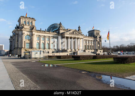 Reichstag historische Gebäude in Berlin ist der Treffpunkt der Bundestag, das Unterhaus des deutschen Gesetzgebers. Blue Sky Stockfoto