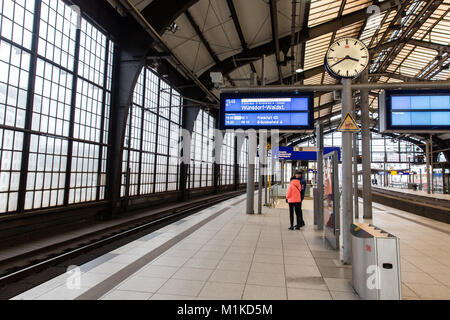 Passagiere für einen Zug am Bahnhof Friedrichstraße in Berlin in der deutschen Hauptstadt Berlin warten Stockfoto