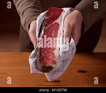 Luftgetrocknete Schinken halten durch die Hände. Deutschland. Stockfoto