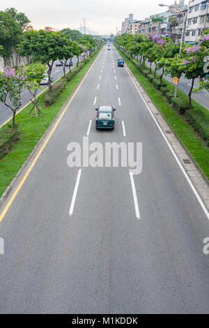 Autos fahren auf den Asphalt Autobahn durch Verkehr Insel von Bäumen, Huanhe Expressway, Wanhua District, Taipei City, Taiwan Stockfoto