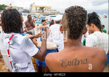 SALVADOR, Brasilien - Februar 2, 2016: Anbeter am jährlichen Festival der Yemanja stehen am Strand von Rio Vermelho in religiösen Zeremonien. Stockfoto