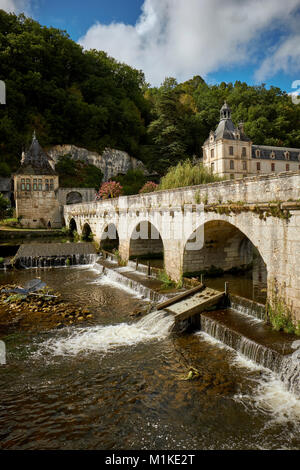Die Benediktinerabtei von Brantome und die coude Brücke über den Fluss Dronne in Brantome, Dordogne, Frankreich. Stockfoto