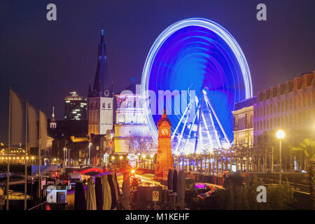 St. Lambert Kirche und Rad am Burgplatz in Düsseldorf. Düsseldorf, Nordrhein-Westfalen, Deutschland. Stockfoto