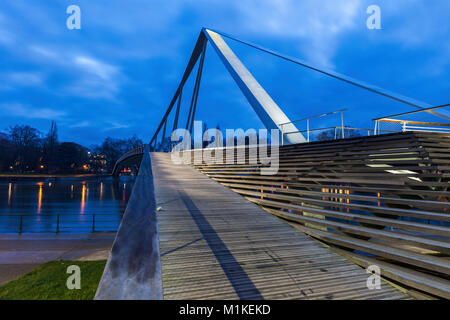 Fußgängerbrücke in Lüttich in der Nacht. Lüttich, Wallonien, Belgien. Stockfoto