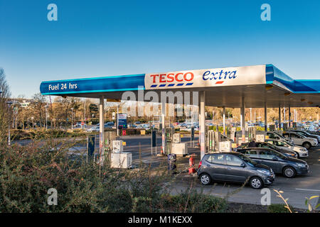 Autos füllt sich mit Kraftstoff zu einem Tesco Extra Tankstelle in Sandhurst, Berkshire Stockfoto