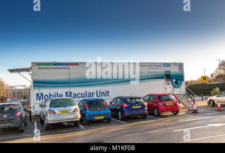 Frimley Park Hospital NHS Foundation Trust Mobile Makuladegeneration Einheit in einem Supermarkt Parkplatz bietet One-Stop-Behandlung der Augenkrankheit AMD geparkt Stockfoto