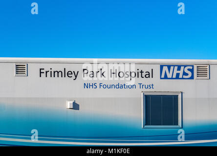 Frimley Park Hospital NHS Foundation Trust Mobile Makuladegeneration Einheit in einem Supermarkt Parkplatz bietet One-Stop-Behandlung der Augenkrankheit AMD geparkt Stockfoto