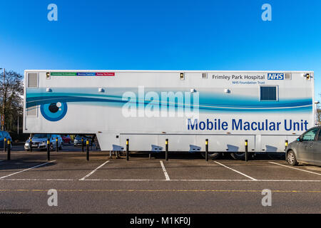 Frimley Park Hospital NHS Foundation Trust Mobile Makuladegeneration Einheit in einem Supermarkt Parkplatz bietet One-Stop-Behandlung der Augenkrankheit AMD geparkt Stockfoto