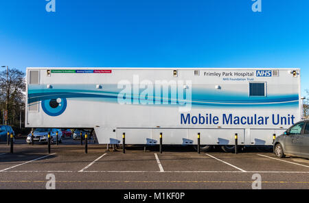 Frimley Park Hospital NHS Foundation Trust Mobile Makuladegeneration Einheit in einem Supermarkt Parkplatz bietet One-Stop-Behandlung der Augenkrankheit AMD geparkt Stockfoto