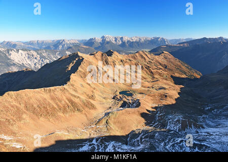 Blick vom Gipfel des Brechkogel (Ötztaler Alpen) zu einer klaren sonnigen Tag im Herbst das Inntal und Wetterstein mit Zugspitze. Tirol, Österreich Stockfoto