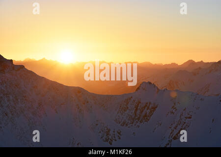 Sonnenuntergang auf dem Gipfel des Tauberspitze (Lechtaler Alpen) im Winter. Tirol, Österreich Stockfoto