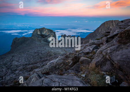 Blick vom Gipfel des Mount Kinabalu in Sabah Borneo in der blauen Stunde vor Sonnenaufgang Stockfoto