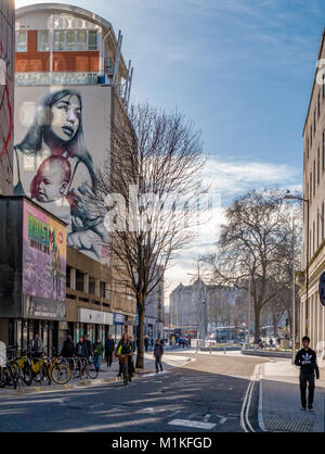 Das Stadtzentrum von Bristol bei Nelson Street mit seinen Graffiti gestalteten Gebäuden UK Fahrradwege und Schüler Unterkunft Großbritannien Stockfoto