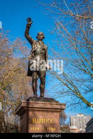 Bronze Skulptur von Edmund Burke der Irischen politischen Universalgelehrten, die als MP für Bristol im späten neunzehnten Jahrhundert serviert - Bristol central square UK Stockfoto