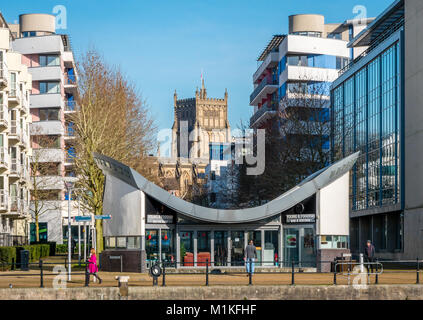 Blick auf Kathedrale von Bristol aus dem Hafen auf der Suche nach dem Jungen und Foodish Cafe mit ungewöhnlichen Dach im Stadtzentrum von Bristol UK Stockfoto