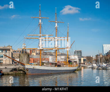 Die Kaskelot drei Mast Bark durch die Lloyds Gebäude in Bristol, die sich auf der unverankerten Hafen - eines der größten verbleibenden holzschiffe in der Kommission Stockfoto