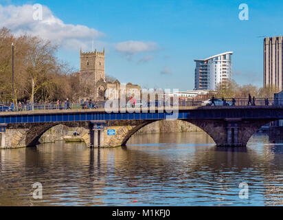 Bristol Brücke über der Stadt Schwimmenden Hafen - einmal den Lauf des Flusses Avon mit St Peter's Church und Eclipse Turm über Stockfoto