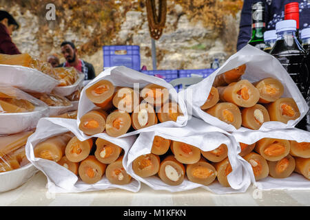 Traditionelle Süße aus Zypern, soushoukos, eine Rolle der Traubensaft über Muttern mit einem Rohr wie behandeln. Stockfoto