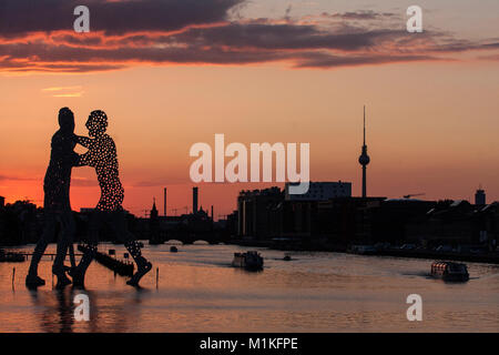 Molekül Mann in der Spree in Berlin. Das Aluminium Skulpturen von amerikanischen Künstlers Jonathan Borofsky konzipiert, Stockfoto