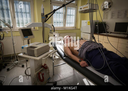 In der Care Abteilung der älteren Gefängnis in Hövelhof die Gefangenen nach hinter Gitter sah. Stockfoto