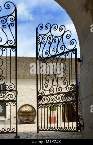 Château de Pommard verzierten Eingangstore mit alten historischen Weinkeller Barrel hinter Cote d'Or Burgund Frankreich Stockfoto
