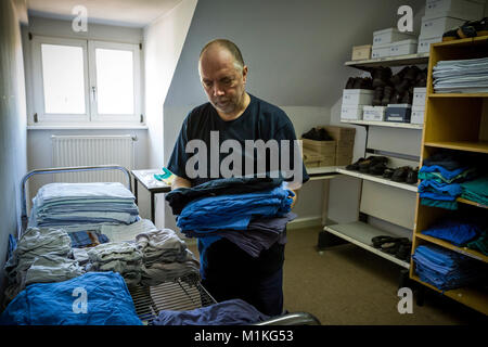 In der Care Abteilung der älteren Gefängnis in Hövelhof die Gefangenen nach hinter Gitter sah. Stockfoto