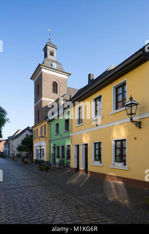 Krefeld, Landkreis, Linn Rheinbabenstraße, Häuserzeile und Kirche St. Margareta Stockfoto