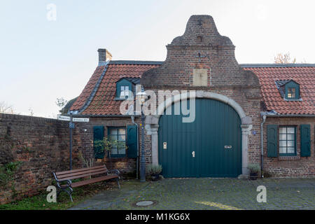 Krefeld, Ortsteil Linn, Issumer Straße, "Tordurchfahrt zum ''Issumer Turm''' Stockfoto