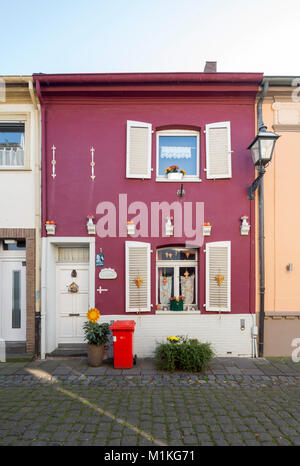 Krefeld, Ortsteil Linn, Issumer Stzraße, Wohnhaus mit kurioser Dekoration Stockfoto